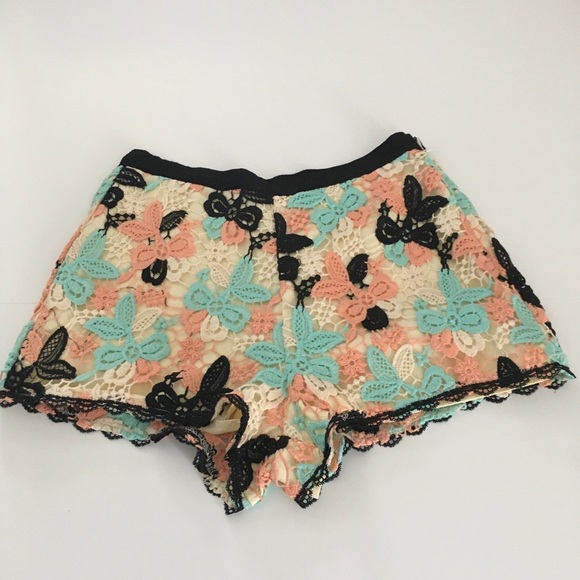 Endless Rose Crochet Shorts - Picture 2 of 4